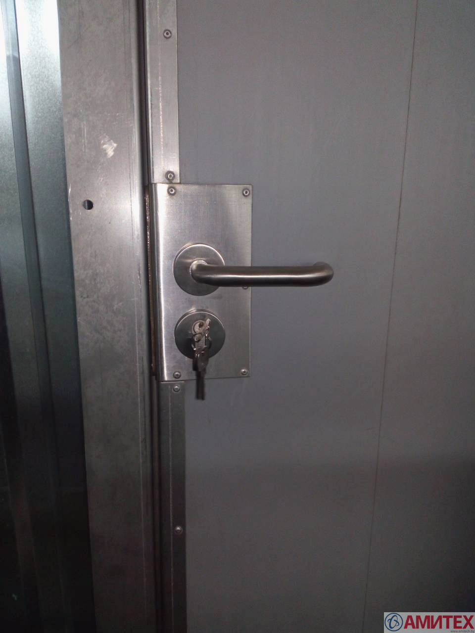 Калитка из ПВХ с окантовкой из нержавеющей  стали производства Амитех