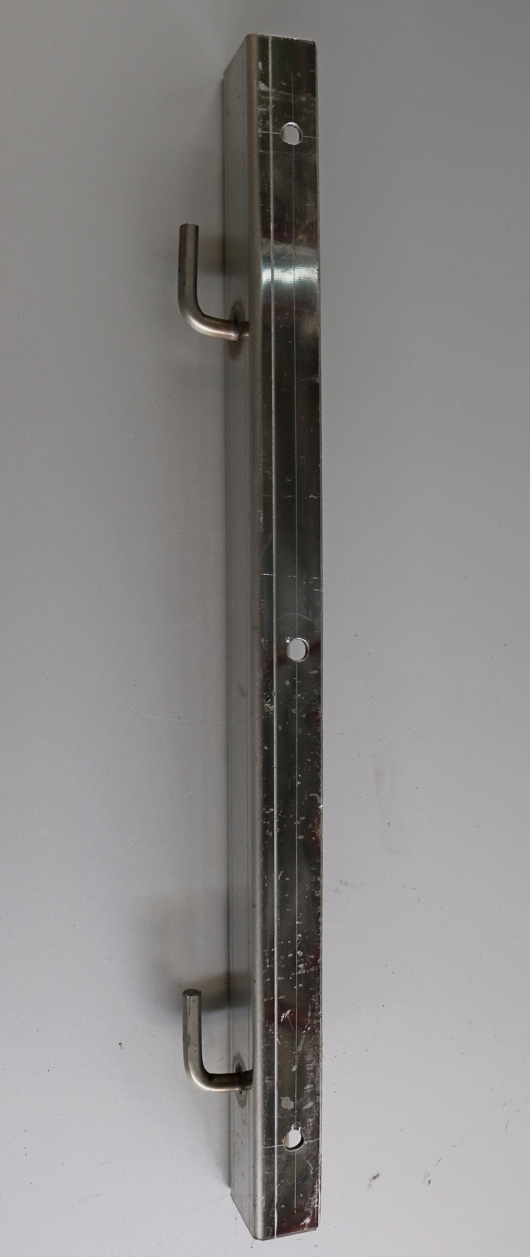 Стойка дверная с крюками 750 мм