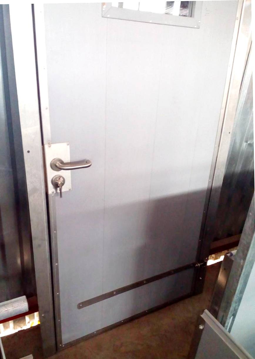 Калитка из ПВХ с окантовкой из нержавеющей  стали производства Амитех