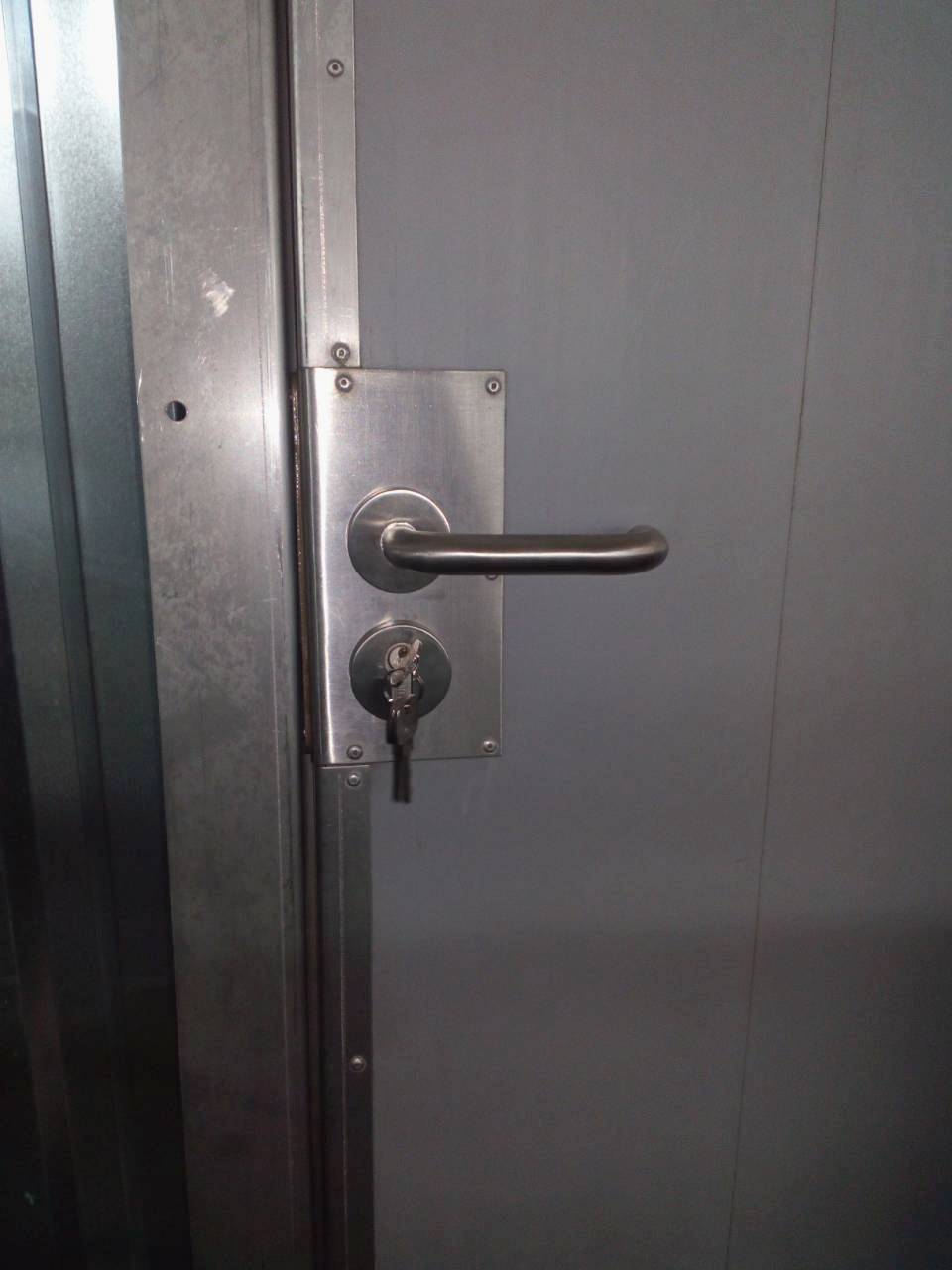 Калитка из ПВХ с окантовкой из нержавеющей  стали производства Амитех