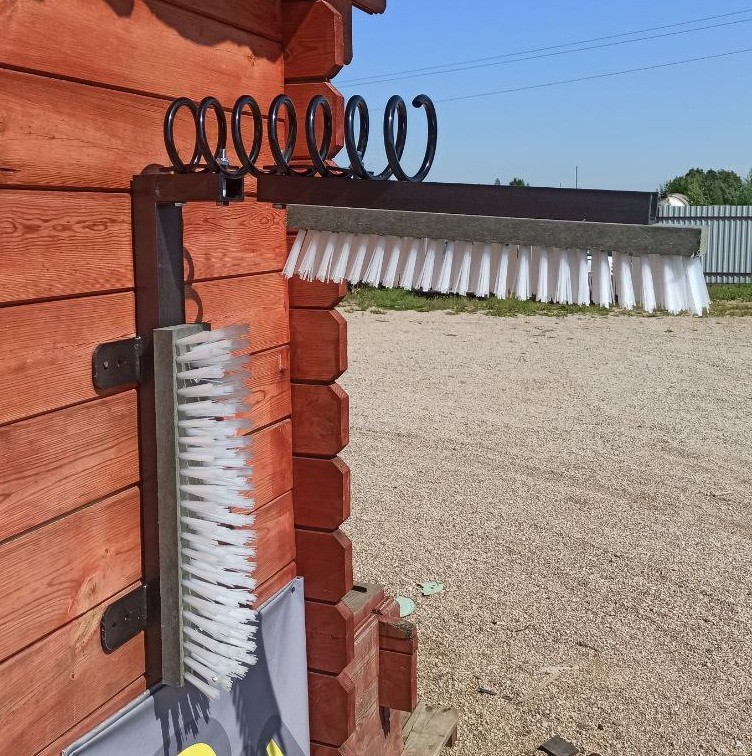 Щетка-чесалка для коров Г-образная