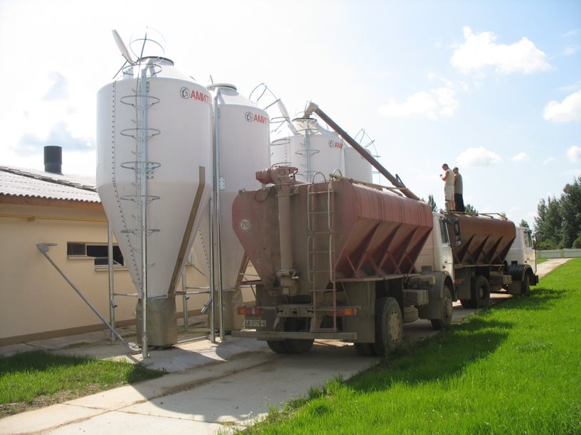 Бункер из стеклопластика объемом 4 м3, 2,4 т, Ø1600 мм, пр-ва Амитех, с возможностью пневмозагрузки, открытия с земли, лестницей с обручами