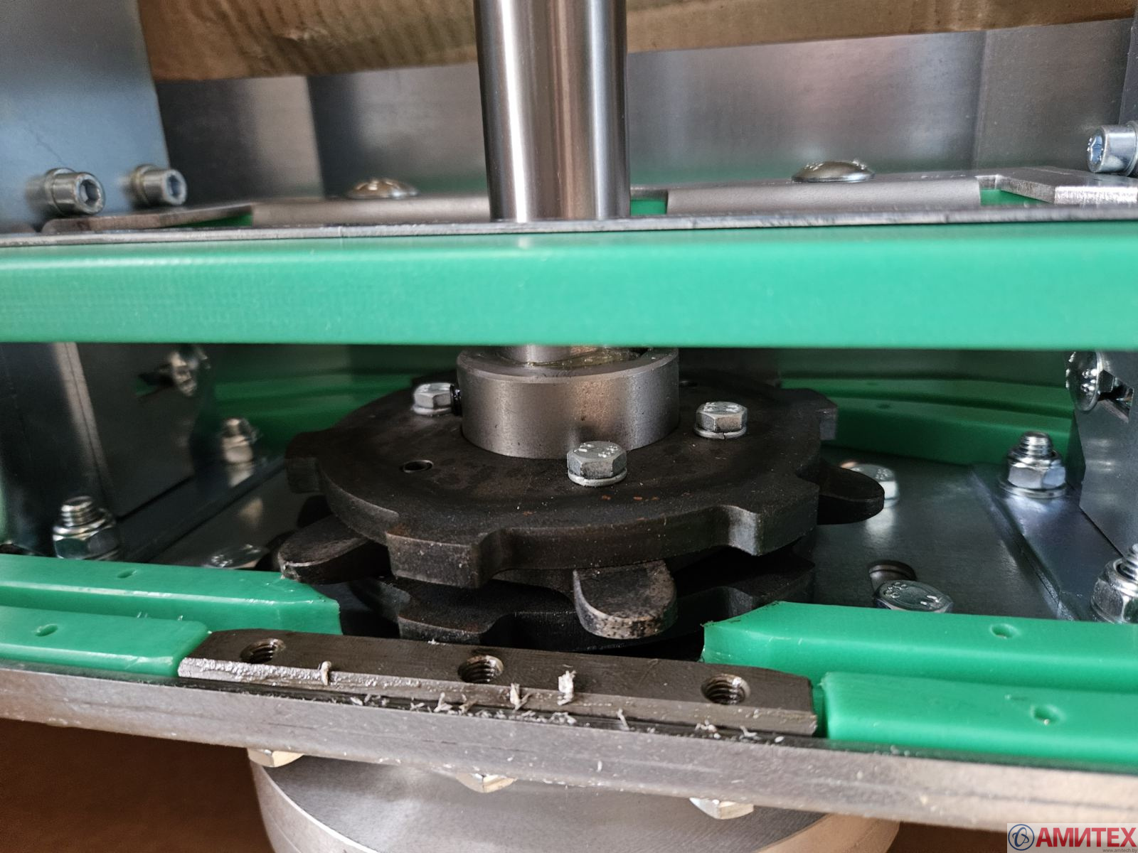 Промежуточный привод для конвейера яйцесбора Lubing 750