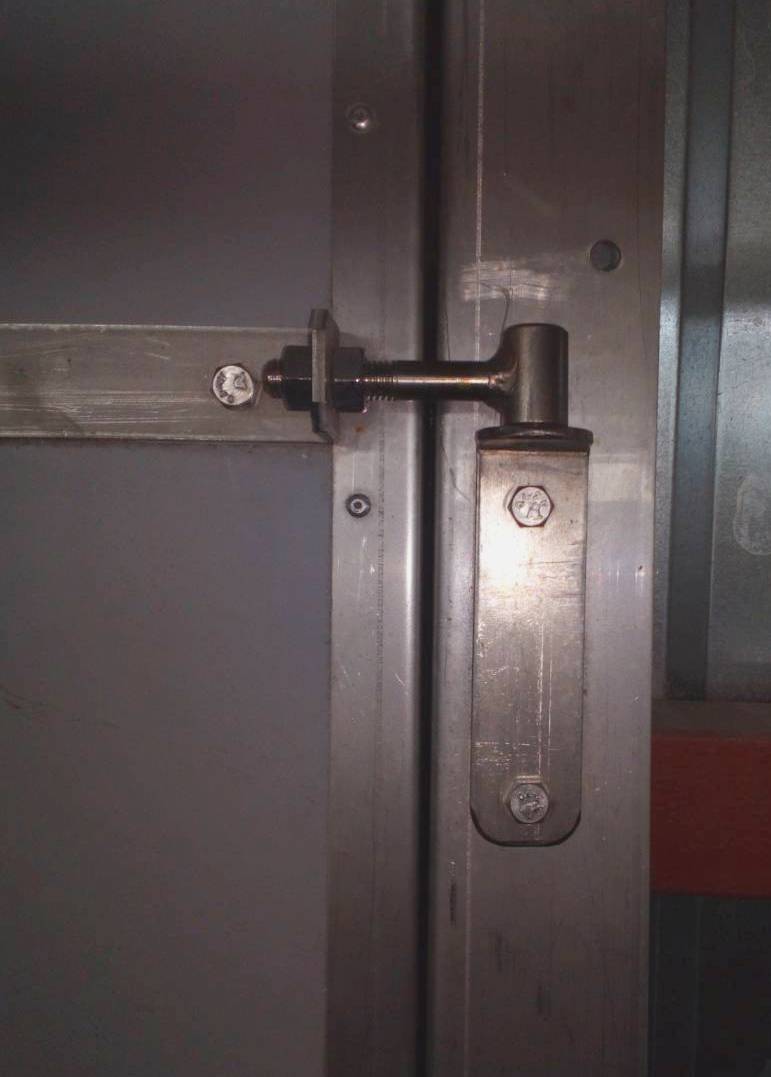 Калитка из ПВХ с окантовкой из нержавеющей  стали производства Амитех