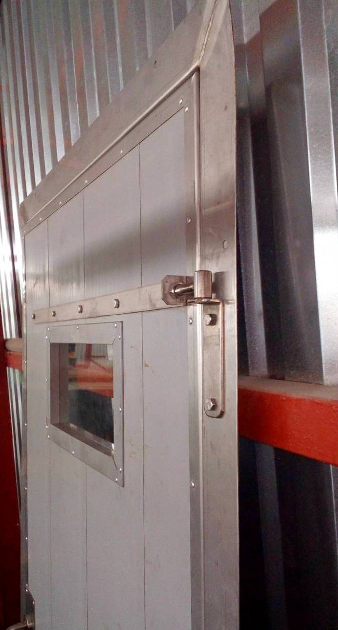 Калитка из ПВХ с окантовкой из нержавеющей  стали производства Амитех