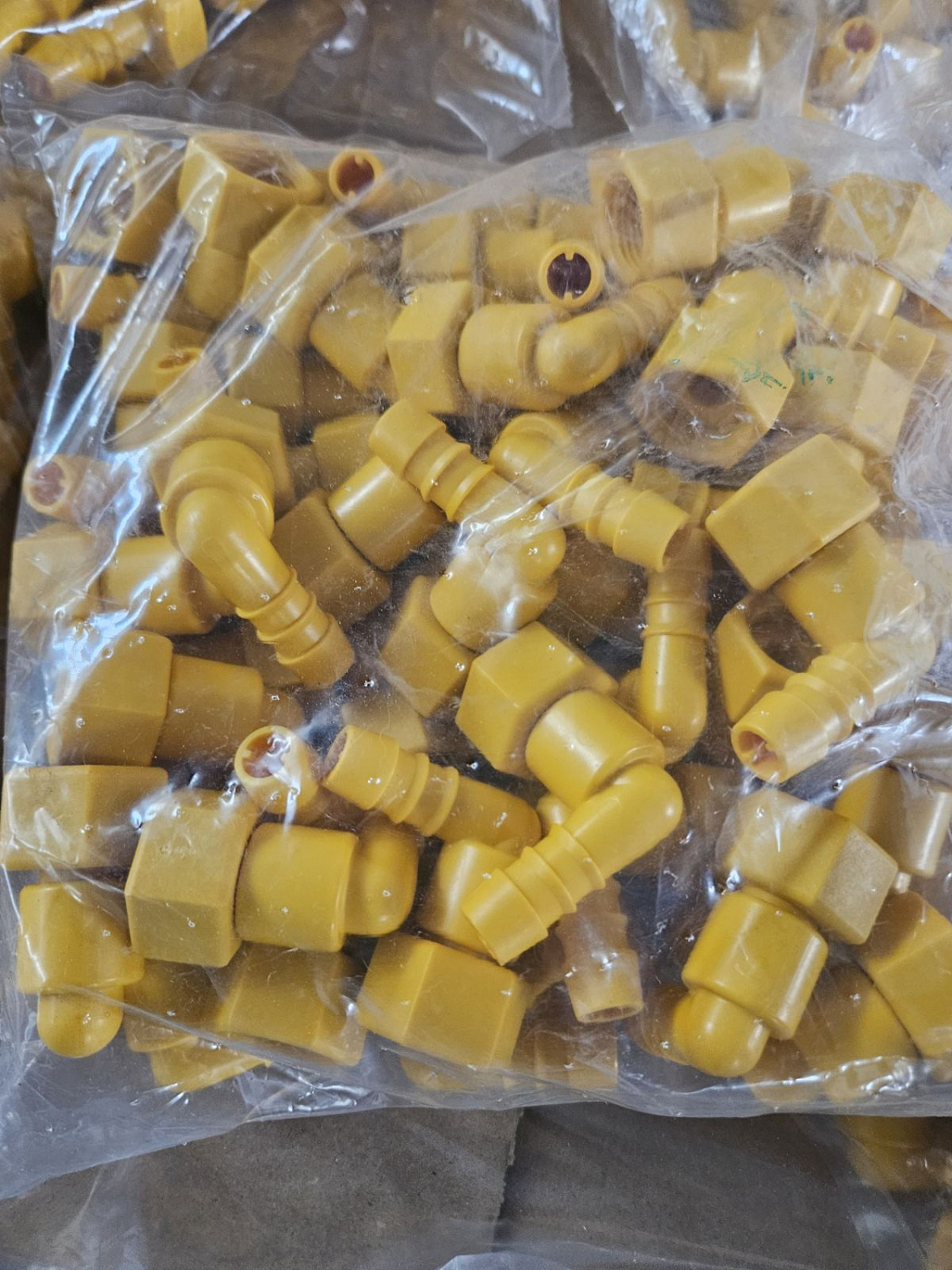 Переходник угловой на шланг с накидной гайкой 1/2" 4313-00